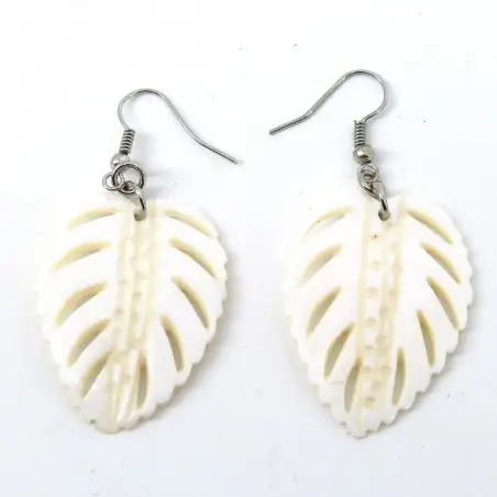 Boucle d'oreille feuille de nacre blanche