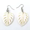 Boucle d'oreille feuille de nacre blanche