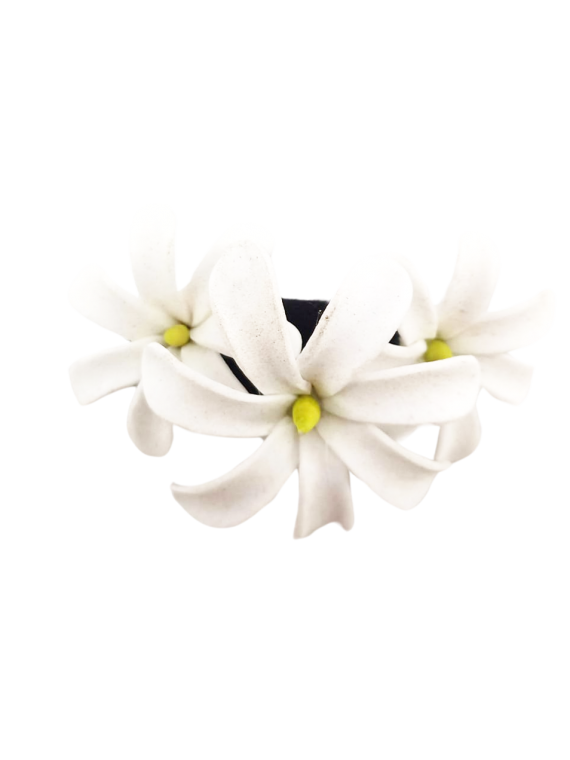 3 petites fleurs de tiaré monté sur coussinet en velour