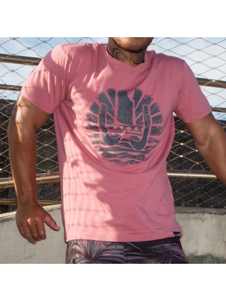 T-shirt homme couleur rose motifs drapeau tahitien , drapeau polynesien de la marque INVAD TAHITI