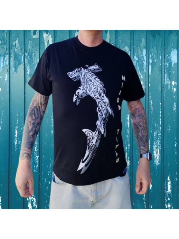 T-shirt homme couleur noir et blanc motifs tatoauge requin marteau, très beau t-shirt noir pour homme avec tatoauge de la marque