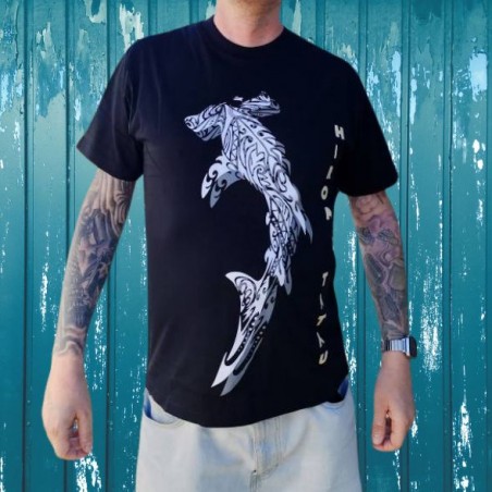 T-shirt homme couleur noir et blanc motifs tatoauge requin marteau, très beau t-shirt noir pour homme avec tatoauge de la marque