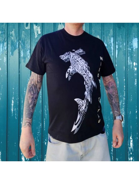 T-shirt homme couleur noir et blanc motifs tatoauge requin marteau, très beau t-shirt noir pour homme avec tatoauge de la marque