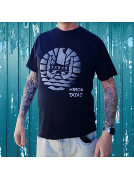 T-shirt homme couleur noir et blanc motifs tatoauge drapeau polynesien, très beau t-shirt noir pour homme avec tatoauge de la ma