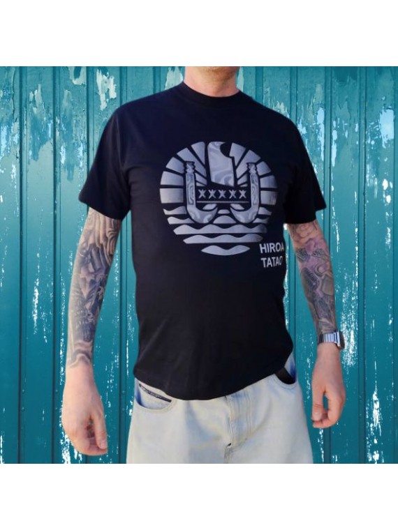 T-shirt homme couleur noir et blanc motifs tatoauge drapeau polynesien, très beau t-shirt noir pour homme avec tatoauge de la ma