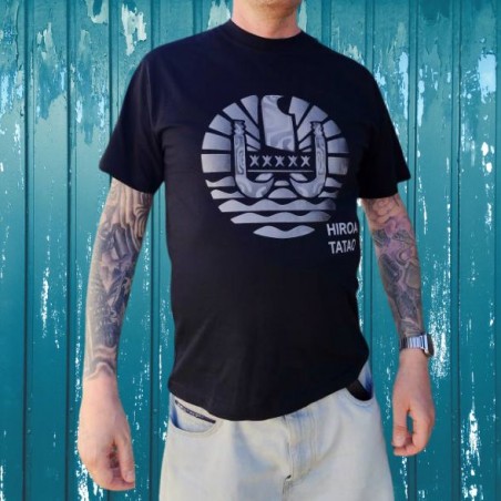 T-shirt homme couleur noir et blanc motifs tatoauge drapeau polynesien, très beau t-shirt noir pour homme avec tatoauge de la ma