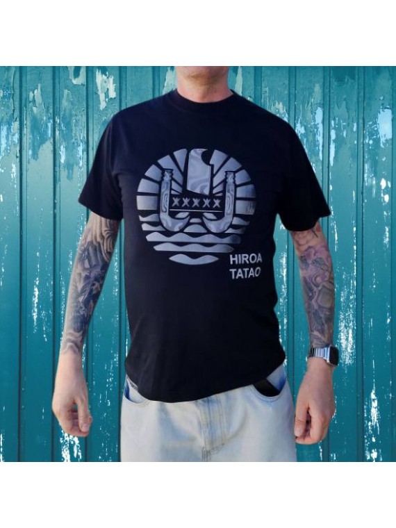T-shirt homme couleur noir et blanc motifs tatoauge drapeau polynesien, très beau t-shirt noir pour homme avec tatoauge de la ma