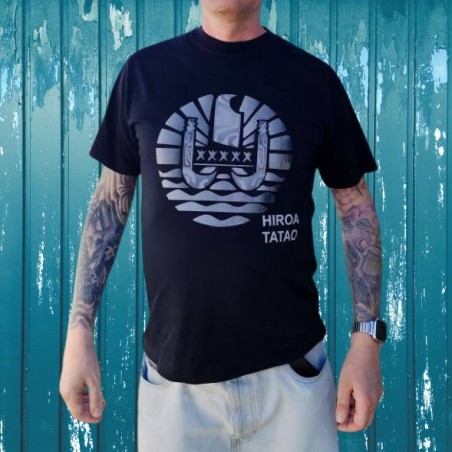 T-shirt homme couleur noir et blanc motifs tatoauge drapeau polynesien, très beau t-shirt noir pour homme avec tatoauge de la ma