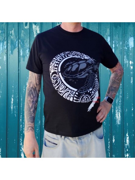 T-shirt homme couleur noir et blanc motifs tatouage tatouage tortue marine, très beau t-shirt noir pour homme avec tatouage tort