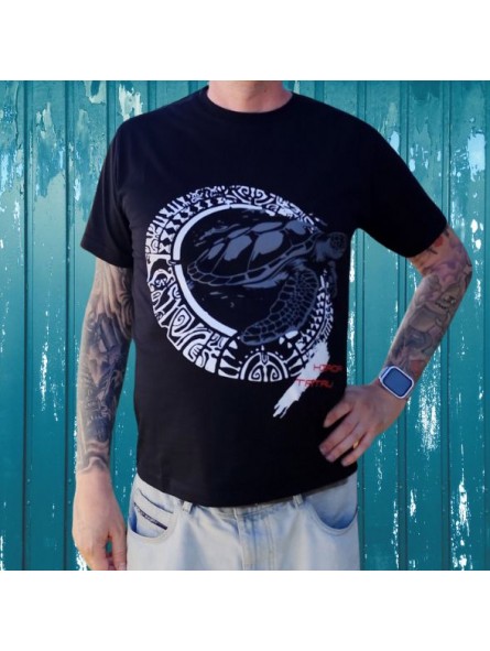 T-shirt homme couleur noir et blanc motifs tatouage tatouage tortue marine, très beau t-shirt noir pour homme avec tatouage tort