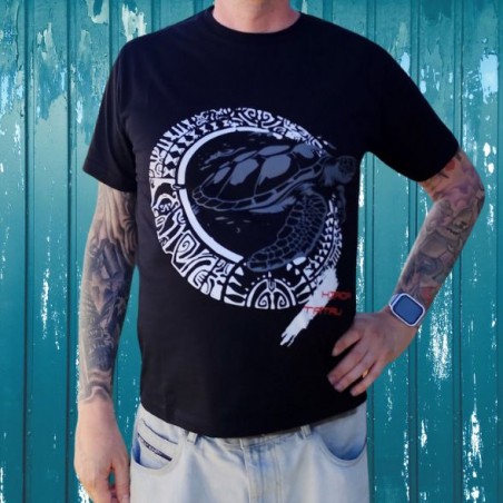 T-shirt homme couleur noir et blanc motifs tatouage tatouage tortue marine, très beau t-shirt noir pour homme avec tatouage tort