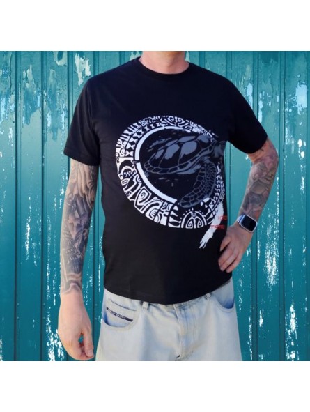T-shirt homme couleur noir et blanc motifs tatouage tatouage tortue marine, très beau t-shirt noir pour homme avec tatouage tort