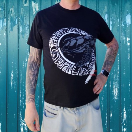 T-shirt homme couleur noir et blanc motifs tatouage tatouage tortue marine, très beau t-shirt noir pour homme avec tatouage tort