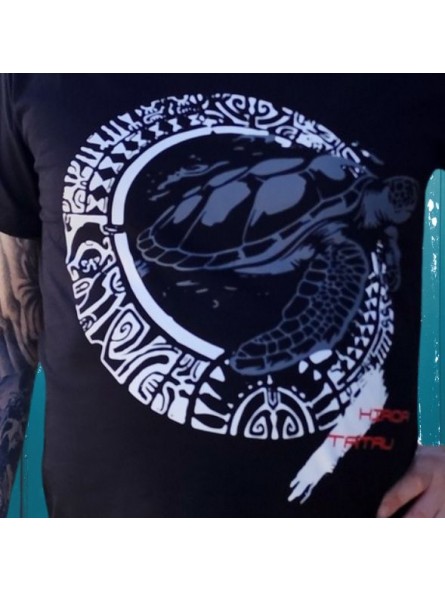 T-shirt homme couleur noir et blanc motifs tatouage tatouage tortue marine, très beau t-shirt noir pour homme avec tatouage tort