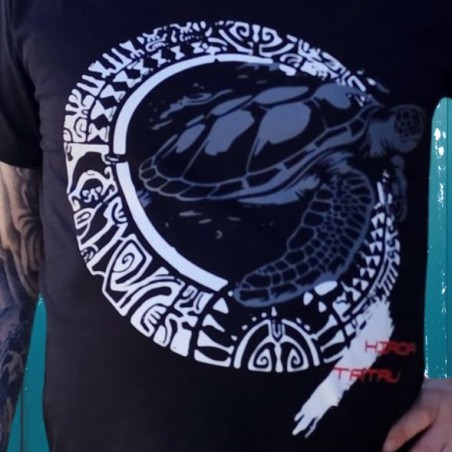 T-shirt homme couleur noir et blanc motifs tatouage tatouage tortue marine, très beau t-shirt noir pour homme avec tatouage tort