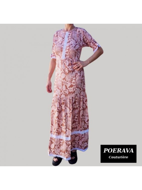 Robe tahitienne artisanale de couturière motifs feuillage  tropical marron pastel