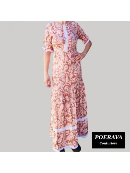 Robe tahitienne artisanale de couturière motifs feuillage  tropical marron pastel