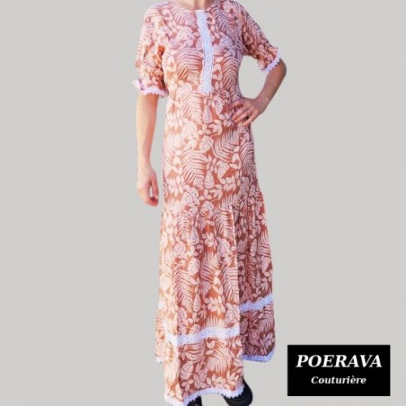 Robe tahitienne artisanale de couturière motifs feuillage  tropical marron pastel