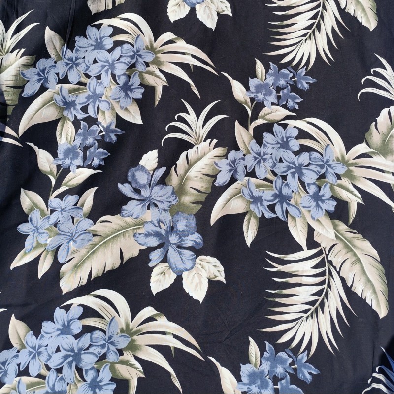 Tissi fleuri fond noir motifs fleurs de frangipane couleurs gris et argent