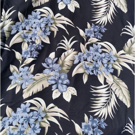 Tissi fleuri fond noir motifs fleurs de frangipane couleurs gris et argent