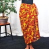 Paréo couleur jaune motif feuillage rouge