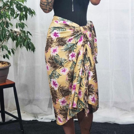 Paréo couleur pêche motifs imprimés petits hibiscus