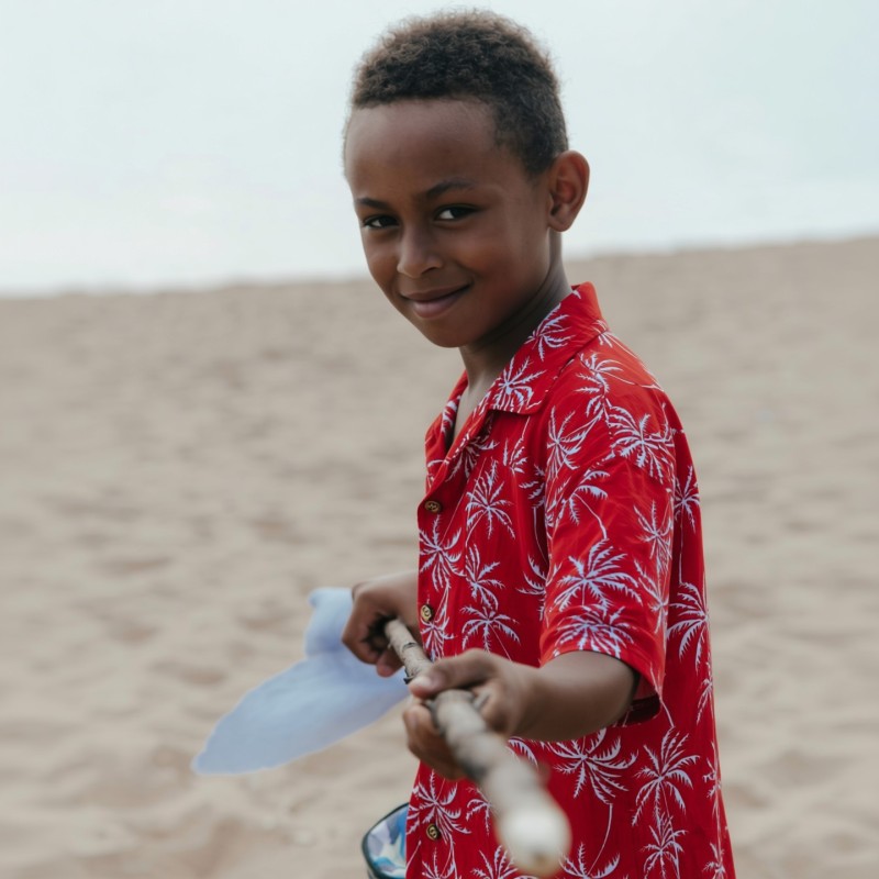 Chemise hawaïenne garçon rouge, motif palmeraie