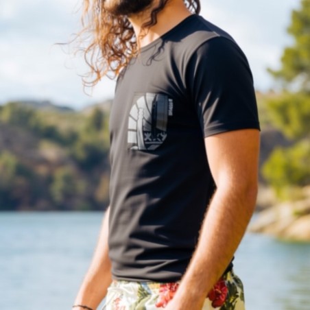 T-shirt homme couleur  noir motif drapeau polynesien tahiti sur la poche  , T-shirt Tee black pocket de la marque Va'a Tahiti
