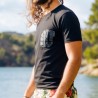 T-shirt homme couleur  noir motif drapeau polynesien tahiti sur la poche  , T-shirt Tee black pocket de la marque Va'a Tahiti