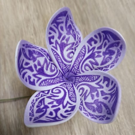 Pic fleur violette tatouée