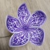 Pic fleur violette tatouée