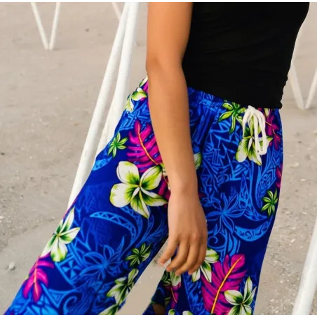 Pantalon de plage bleu motif tatouage et frangipane