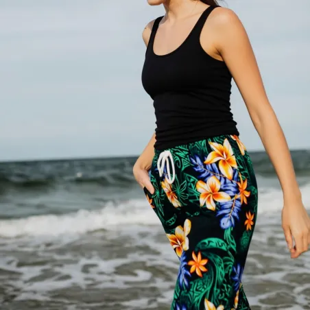 Pantalon de plage vert motif tatouage et frangipane