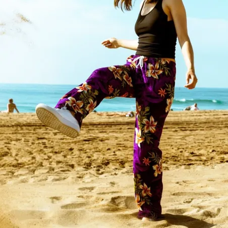 Pantalon de plage violet motif tatouage et frangipane