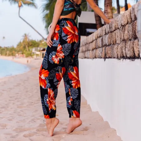 Pantalon de plage Noir aux motifs imprimés fleurs hibiscus rouge