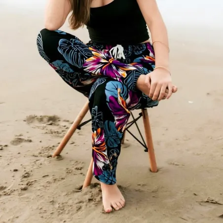 Pantalon de plage Noir aux motifs imprimés fleurs hibiscus violet