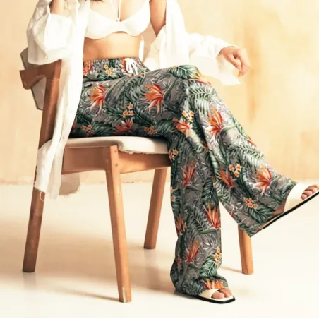 Pantalon de plage gris aux motifs fleurs oiseaux du paradis