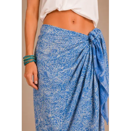 Paréo bleu ciel fleurs blanches – Paréo de plage Tahiti Femme
