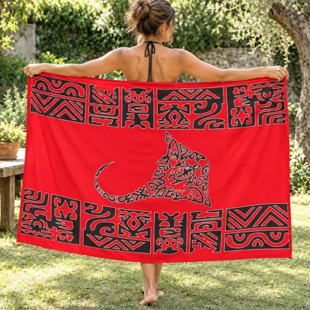 Paréo polynésien rouge à motifs tatouage et raie manta