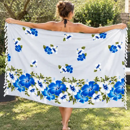 Paréo polynésien blanc à fleurs d’hibiscus bleues – 165 × 110 cm