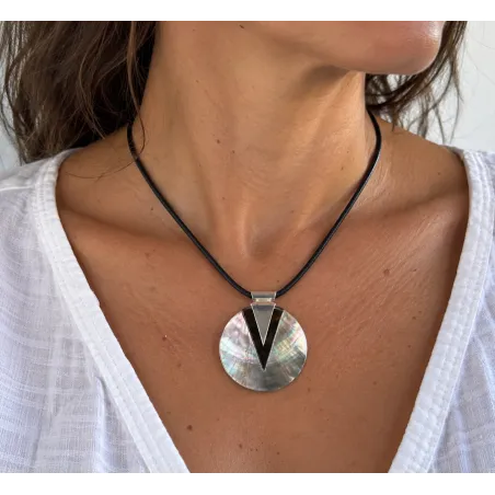 Pendentif en nacre inspiration polynésienne