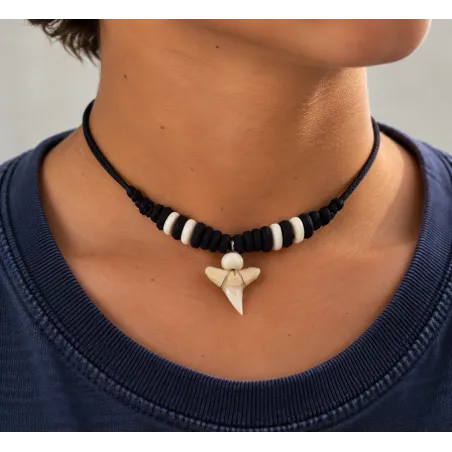Collier polynésien noir avec pendentif dent de requin