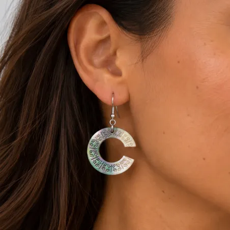 Boucles d’oreilles en nacre gravée – Inspiration polynésienne