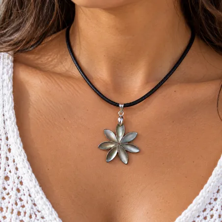 Collier fleur en nacre grise – Bijou fantaisie