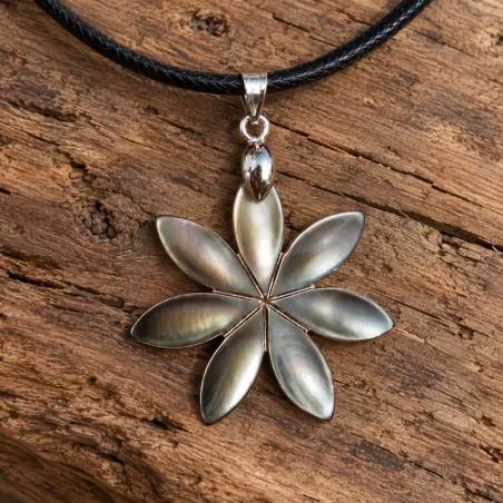 Collier fleur en nacre grise – Bijou fantaisie