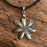 Collier fleur en nacre grise – Bijou fantaisie