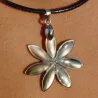 Pendentif fleur de tiaré en nacre noire – 3 cm