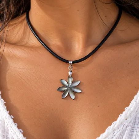Pendentif fleur de tiaré en nacre noire – 3 cm
