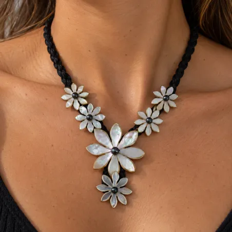 Collier Fleurs de Tiaré en Nacre – Bijou Exotique