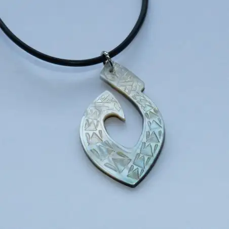 Pendentif en nacre gravé hameçon
